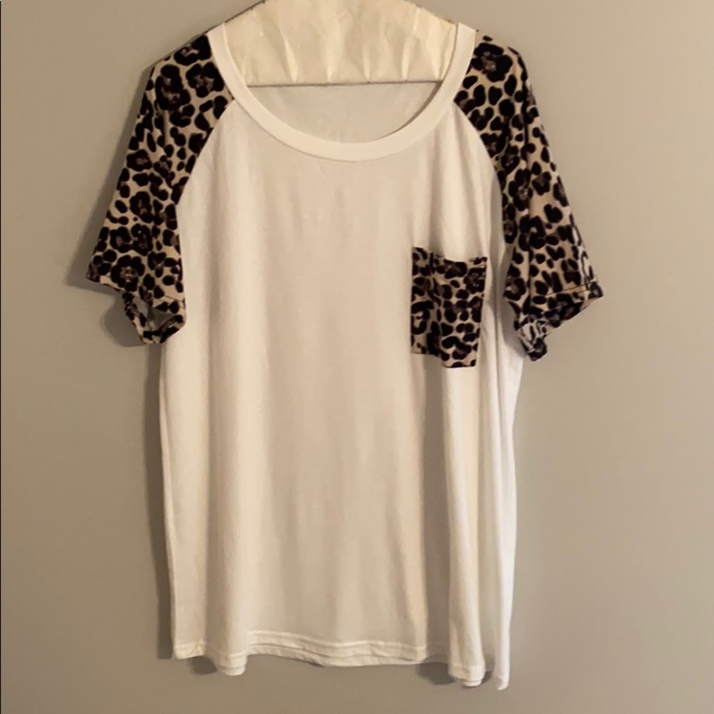 White SS shirt w/ Leopard print Sleeve.SZ Xl.